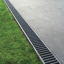 Channel drainage systems drain along their entire length